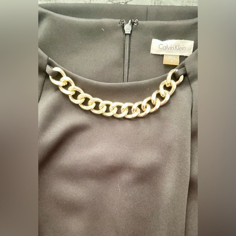 ๐ SOLD ๐ CALVIN KLEIN
Pre-loved Black Dress with Chain Accent๐
Size: 8 - Picture 9 of 10